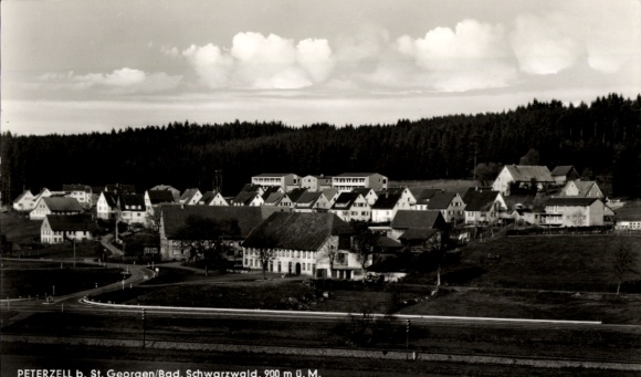 Ak Peterzell Sankt Georgen im Schwarzwald, Schwarz-weiß Foto von Peterzell mit mehreren Häuser...