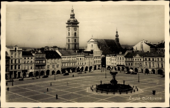 Ak České Budějovice Budweis Südböhmen, Hauptplatz mit Brunnen, r Architektur, Turm