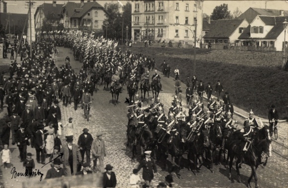 Photo Postcard Augsburg in Swabia, parade, mounted soldiers company, military orchestra on horses