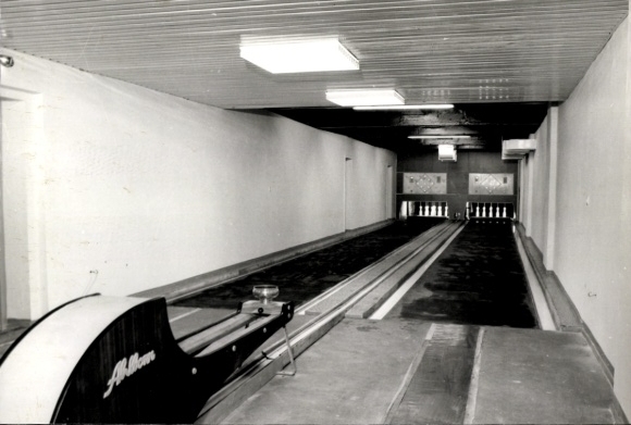 Foto Ak Kegelbahn, Innenansicht, Zwei Bahnen