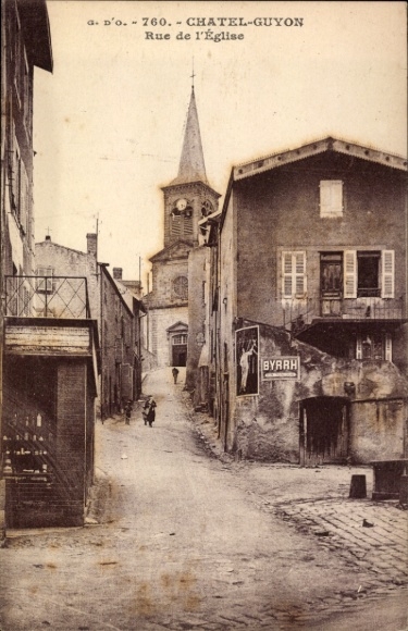 Postcard Châtel Guyon Puy de Dôme, Church Street and view of the church