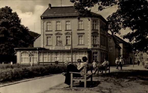 KP Greifenstein w Westerwald Hesja, budowanie ludzi na ławkach, cicha ulica, fotografia