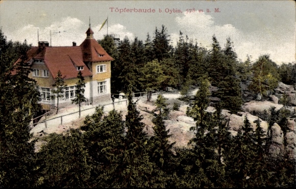 Ak Oybin in der Oberlausitz, Töpferbaude, Haus mit rotem Dach, umgeben von Bäumen, Felsen
