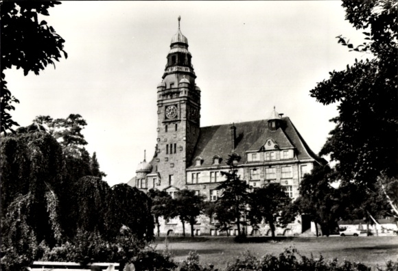 Picture PC Wittenberge on the Elbe Prignitz, town hall, architecture, large clock, trees in the foreground