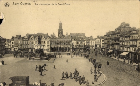Postcard Saint Quentin Aisne, market square, monument