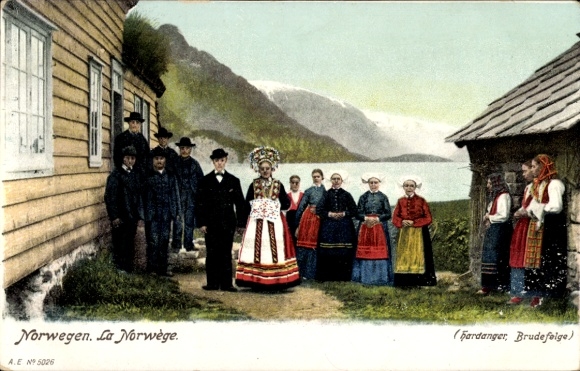 Postcard residents in Norwegian costumes, mountain panorama