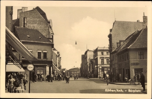 Ak Köthen in Anhalt, Bärplatz,  Gebäude, Menschen, Straßenansicht