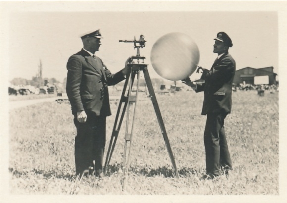 Collective picture Zeppelin world trips No. 103 LZ 127 driving operation, wind measurement before the start