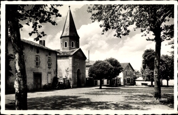 KP Nantiat Haute Vienne, kościół, drzewa, architektura, czarno-białe zdjęcie