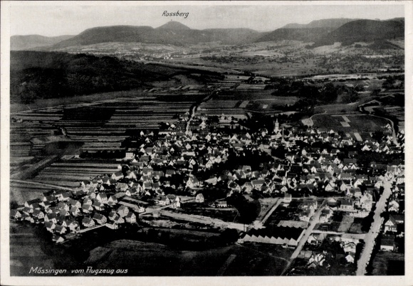 Ak Mössingen in Württemberg, luchtfoto van Rossberg op de achtergrond, duidelijke bevolking