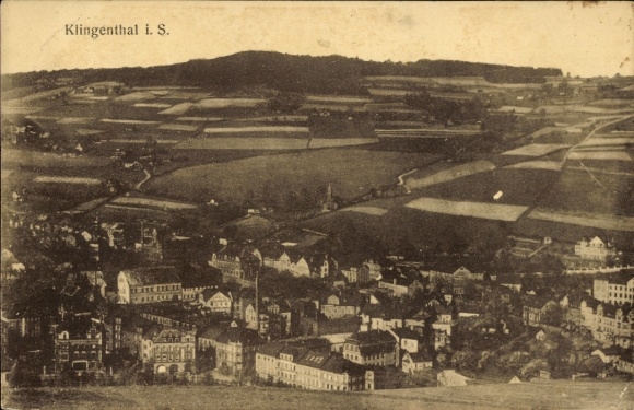 Ak Klingenthal in het Vogtland Saksen, landschap met stadsgezicht, heuvelachtige velden, gebouwen