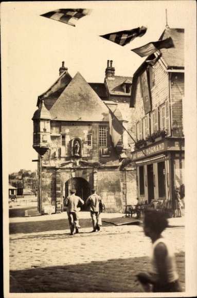 Ak Honfleur Calvados, Hausfassade, zwei Männer, Flaggen, Geschäfte, Straßenansicht