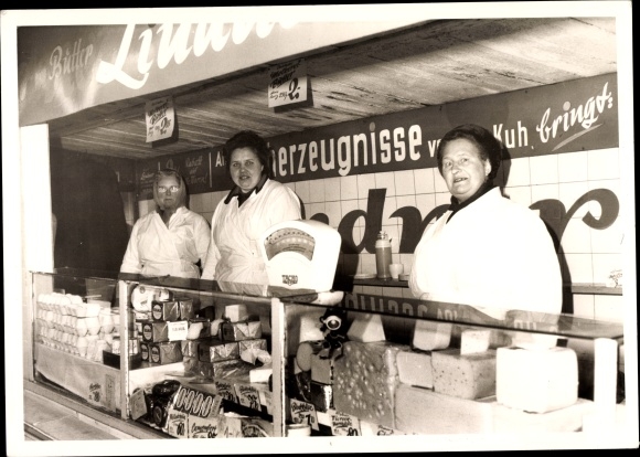 Zdjęcie Trzy sprzedawczynie za ladą, waga, sklep z serami, produkty mleczne