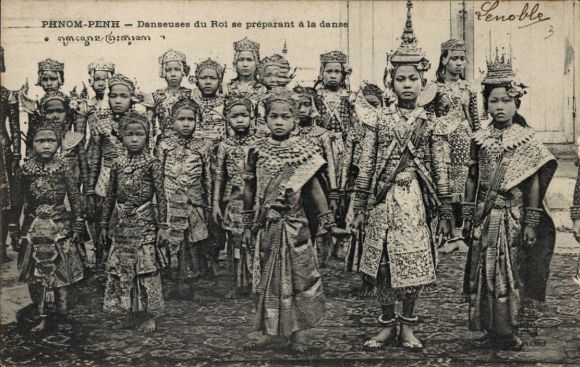 Ak Phnom Penh Kambodscha, Tänzer des Königs bei der Vorbereitung auf den Tanz, Tänzerinnen