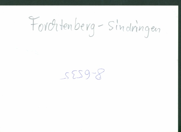 KP Sindringen Forchtenberg w powiecie Hohenlohe, czarno-białe zdjęcie pagórkowatego krajobrazu z niewielkim ...