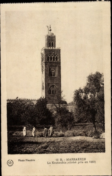 Ak Marrakech Marrakesch Marokko, La Koutoubia, Marrakechs Minarett, Menschen im Vordergrund, Schw