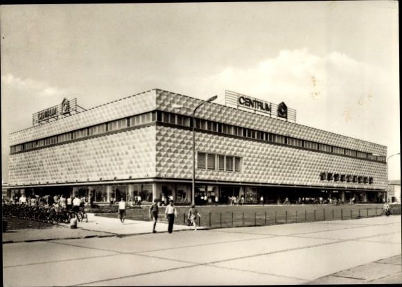 Postcard Hoyerswerda Saxony Centrum department store, view of the square