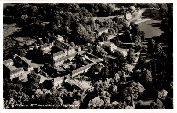 Ak Bad Wilhelmshöhe Kassel in Hessen, Luftaufnahme von Wilhelmshöhe, Bäume, Gebäude, Landschaft