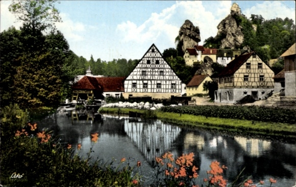 Ak Obertrubach Frankisch Zwitserland, vakwerkhuizen, wateroppervlak, groen landschap, rotsen, kleurrijk...