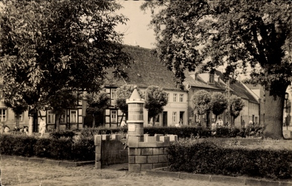 Postcard Uebigau Uebigau Wahrenbrück Brandenburg, city coat of arms fountain on the market square