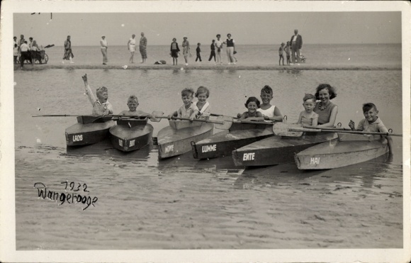 Foto Ak Nordseebad Wangeroog Wangerooge in Ostfriesland, Strandpartie, Kinder Kajak