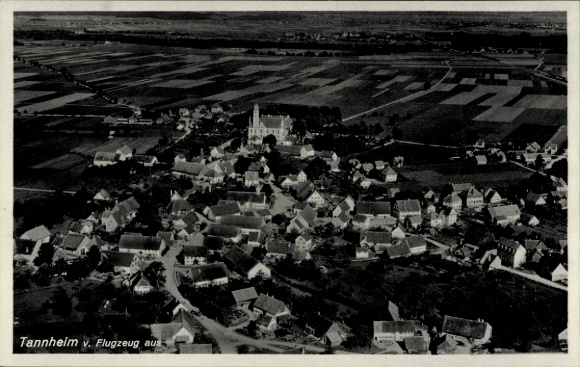 Ak Tannheim Villingen Schwenningen in het Zwarte Woud Baden, luchtfoto van kerk, velden, woongebouwen