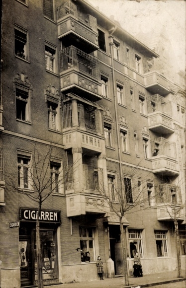 Photo Postcard Berlin Neukölln Rixdorf, residential building Weisestraße 23, Bachmann cigar shop, residents