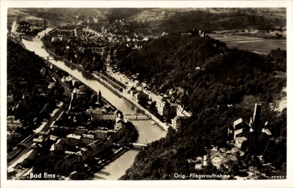 Ak Bad Ems an der Lahn, Flugaufnahme von  Fluss sowie Stadtansicht, s Foto