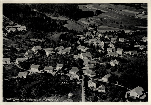 Ak Uehlingen Ühlingen Birkendorf im Schwarzwald, Luftaufnahme von  zahlreiche Häuser, umgebende L