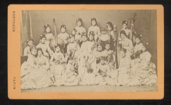 CdV Fotografie eines Damen-Orchesters