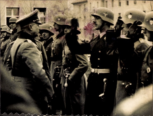 Photo Wehrmacht soldiers saluting during the swearing-in ceremony