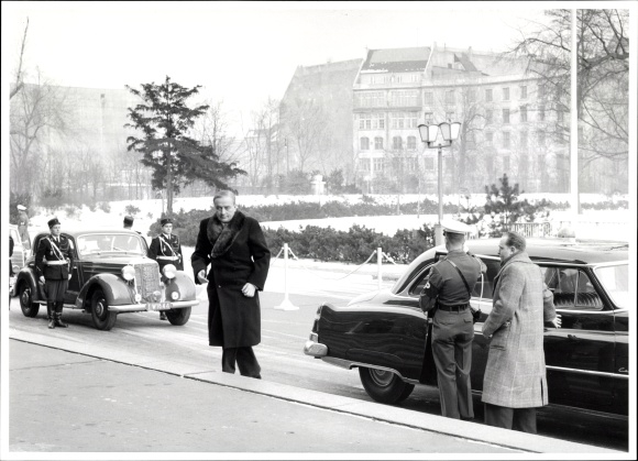 Photo Berlin, Bert Sass, four-party conference 1954, house at Kleistpark, reception, Mercedes, fur