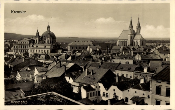 Ak Kroměříž Kremsier Region Zlin, Vogelperspektive auf Häuser, zwei Kirchen, historische Archi...