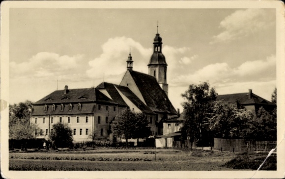 Ak Ostritz in der Oberlausitz, Schule mit kath. Kirche