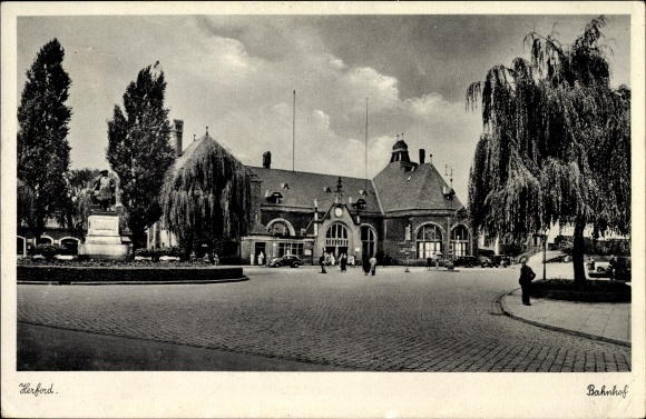 Ak Herford in Nordrhein Westfalen, Die Straßenseite vom Bahnhof, Vorplatz, Denkmal