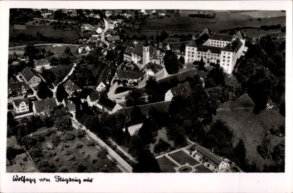 Ak Wolfegg im Allgäu, Luftaufnahme von  Schloss, Häuser, Landschaft