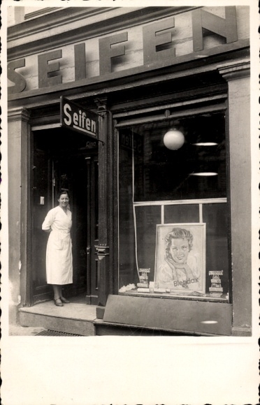 Foto Ak Seifengeschäft, Schaufenster, Reklameschild Blendax, Frau an der Tür