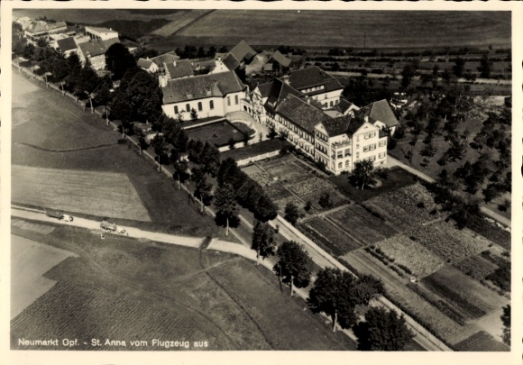 Ak Neumarkt in der Oberpfalz, Luftaufnahme von St. Anna, Gebäude und Garten, ländliche Umgebung