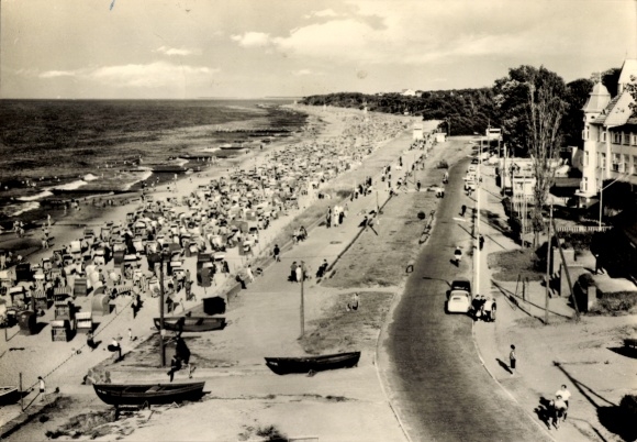 Ak Ostseebad Kühlungsborn, Blick auf den Strand, viele Badegäste, Promenade, Boote,  Gebäude