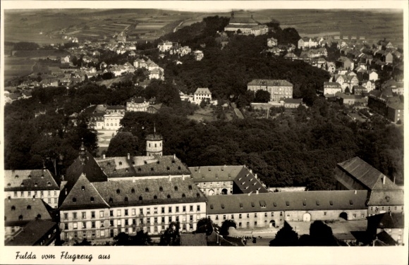 Ak Fulda in Hessen, luchtfoto van stadsgezicht, landschap, zwart-wit