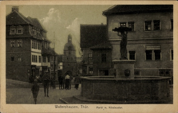 Ak Waltershausen in Thüringen, Stadtansicht, Markt mit Nikolaustor, Brunnen,  Architektur