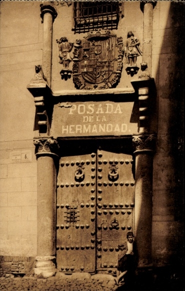 KP Toledo Castile La Mancha Hiszpania, Posada de la Hermandad, duże drewniane drzwi, herb, przedstawienie