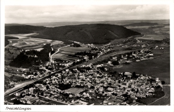 Ak Treuchtlingen im Altmühltal Mittelfranken, Luftaufnahme von  Landschaft, Bahngleise