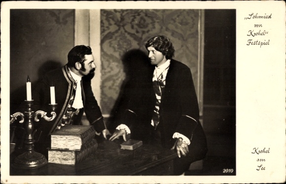 Postcard Kochel am See Oberbayern, Two men in historical costumes, standing at a table ...