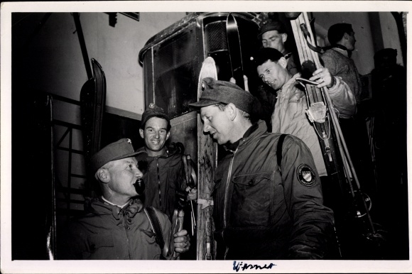 Photo winter sports, Austrian customs officers, mountain rescue service, district inspector Schreiber, skier Wasner ?