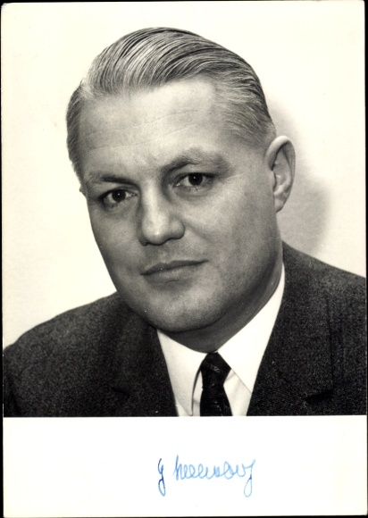 foto politicus Gerhard Stoltenberg, bondsminister van Defensie, handtekening