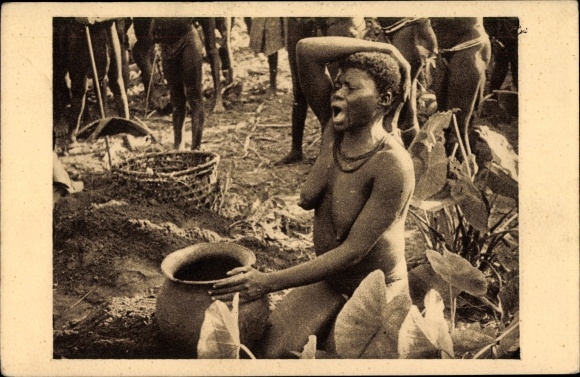 KP Oubangui Chari Republika Środkowoafrykańska, Femme boubou, devant l'urne funéraire de son mari