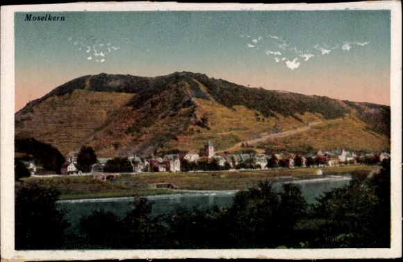 Ak Moselkern an der Mosel,  Landschaft mit Hügeln und Fluss, kleine Ortschaft