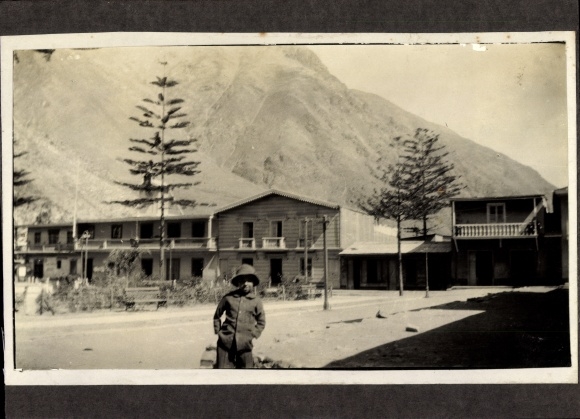 Photo Peru, building in front of mountain slope, man