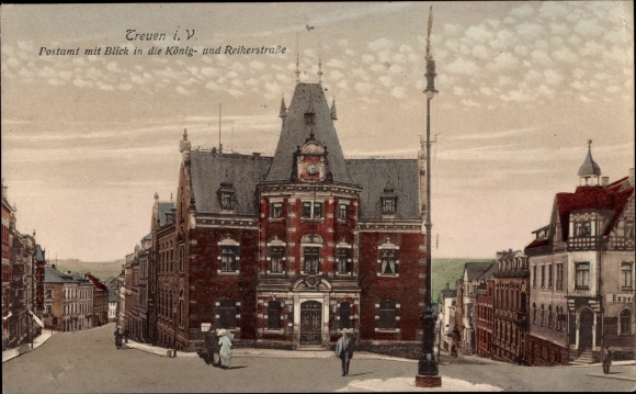 Postcard Treuen in the Vogtland, post office with a view of Königstrasse and Reiherstrasse